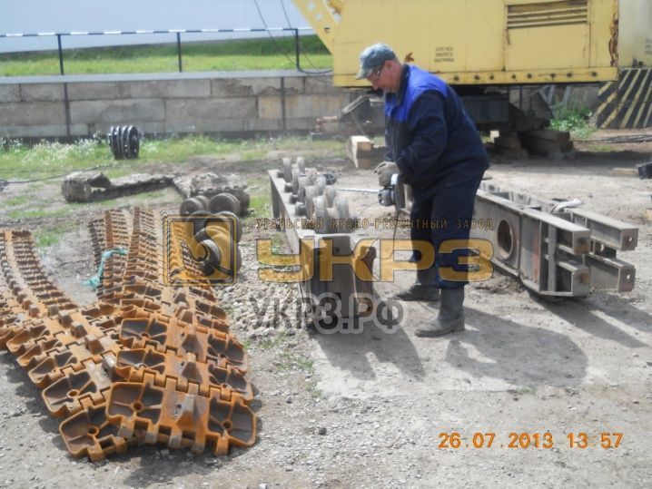 Демонтаж опорных катков крана ДЭК-251 Демонтаж опорных катков крана ДЭК-251